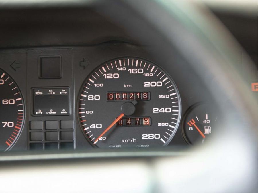Панель приборов Audi V8 1990 года  (EU) (фото 63 из 84)